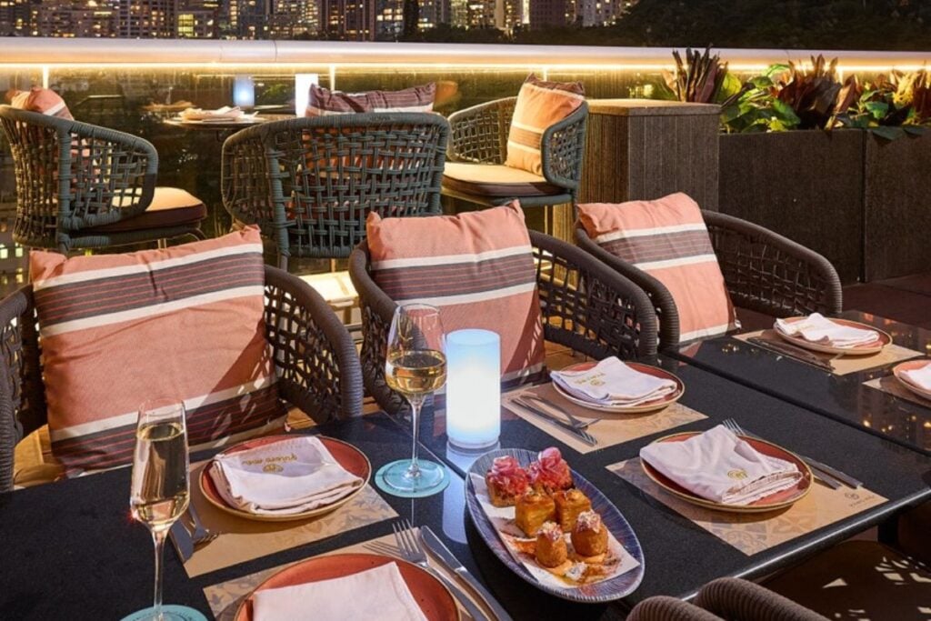 The best happy hours in Hong Kong to quench your thirst right now 1 Quiero Más The best happy hours in Hong Kong to quench your thirst right now